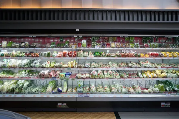 PATTAYA, THAILAND - CIRCA APRIL, 2023: Pattaya 'daki Foodland süpermarketinin iç çekimi.