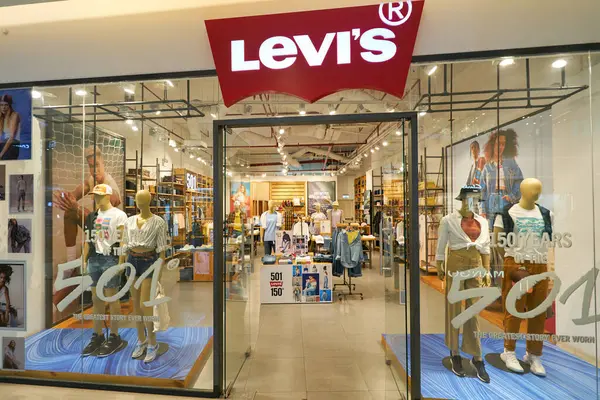 HO CHI MINH CITY, VİETNAM - CIRCA MARCH, 2023: Levi 's tabelası Crescent Mall' daki mağaza girişinde.