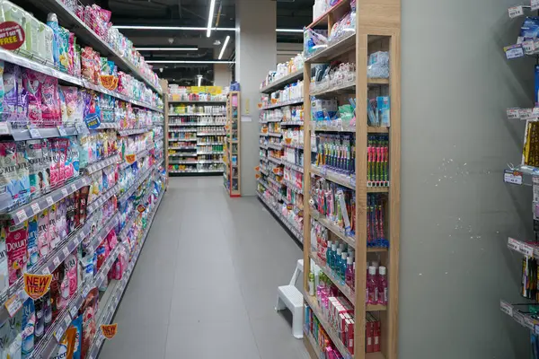 PATTAYA, THAILAND - CIRCA APRIL, 2023: Pattaya 'daki Foodland süpermarketinin iç çekimi.