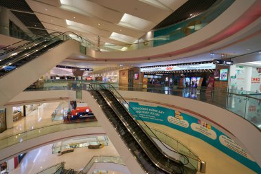HO CHI MINH CITY, VİETNAM - CIRCA MARCH, 2023: Crescent Mall 'ın iç çekimi.
