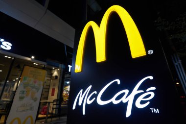 HO CHI MINH CITY, VIETNAM - CIRCA MARCH, 2023: Ho Chi Minh City 'deki McDonald' s fast food restoranında Altın Kemer ve McCafe tabelası görüldü