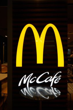 HO CHI MINH CITY, VIETNAM - CIRCA MARCH, 2023: Ho Chi Minh City 'deki McDonald' s fast food restoranında Altın Kemer ve McCafe tabelası görüldü