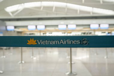 HO CHI MINH CITY, VIETNAM - CIRCA MARCH, 2023: Tan Son Nhat Uluslararası Havalimanı 'ndaki check-in alanında Vietnam Havayolları tabelasının yakın çekimi.