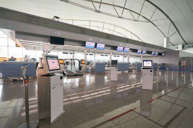 HO CHI MINH CITY, VİETNAM - CIRCA MARCH, 2023: Tan Son Nhat Uluslararası Havalimanı 'nda kontrol gişeleri.