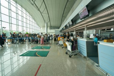 HO CHI MINH CITY, VİETNAM - CIRCA MARCH, 2023: Tan Son Nhat Uluslararası Havalimanı 'nda kontrol.