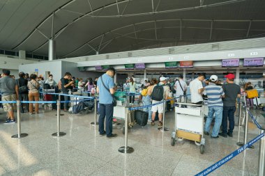 HO CHI MINH CITY, VİETNAM - CIRCA MARCH, 2023: Yolcular Tan Son Nhat Uluslararası Havaalanı 'nda kontrol kuyruğunda bekliyorlar.