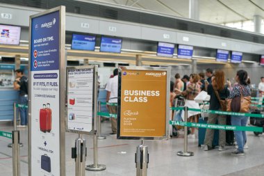 HO CHI MINH CITY, VİETNAM - CIRCA MARCH, 2023: Yolcular Tan Son Nhat Uluslararası Havalimanı 'ndaki Malezya Havayolları check-in alanında kuyrukta bekliyorlar.