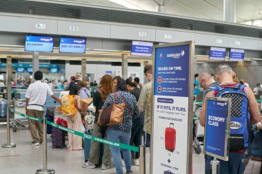 HO CHI MINH CITY, VİETNAM - CIRCA MARCH, 2023: Yolcular Tan Son Nhat Uluslararası Havaalanı 'nda kontrol kuyruğunda bekliyorlar.