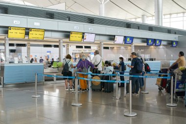 HO CHI MINH CITY, VİETNAM - CIRCA MARCH, 2023: Yolcular Tan Son Nhat Uluslararası Havaalanı 'nda kontrol kuyruğunda bekliyorlar.