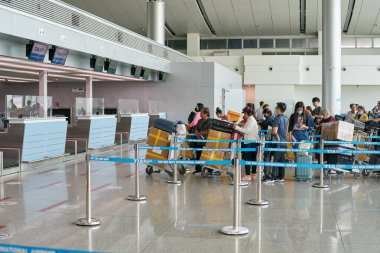 HO CHI MINH CITY, VİETNAM - CIRCA MARCH, 2023: Yolcular Tan Son Nhat Uluslararası Havaalanı 'nda kontrol kuyruğunda bekliyorlar.