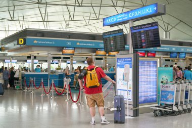 HO CHI MINH CITY, VİETNAM - CIRCA MARCH, 2023: Tan Son Nhat Uluslararası Havalimanı 'nda kontrol altında uçuş bilgi sistemi.