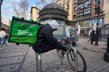 MADRID, İspanya - CIRCA HAZİRAN, 2020: Madrid 'de Uber Eats sürücüsü görüldü