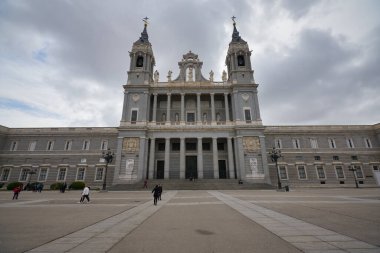 MADRID, SPAIN - CIRCA JANUARY, 2020: Gündüz Madrid Başpiskoposu sokak manzarası.