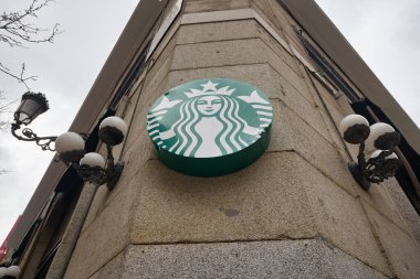 MADRID, SPAIN - CIRCA HAZİRAN, 2020: Starbucks Kahvesi 'nde siren işaretinin yakın plan çekimi.