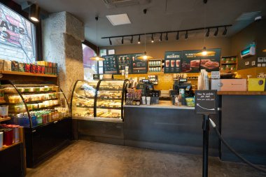 MADRİD, İSPAN - CIRCA HAZİRANESİ, 2020: Starbucks Kahve 'nin satış bölgesi.