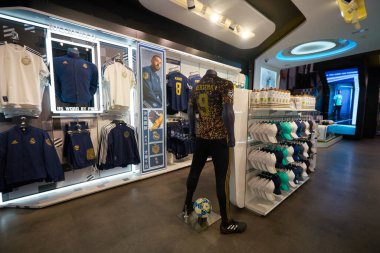 MADRID, İspanya - CIRCA HAYVANESİ, 2020: Real Madrid Resmi Mağazasının içi