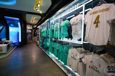 MADRID, İspanya - CIRCA HAYVANESİ, 2020: Real Madrid Resmi Mağazasının içi