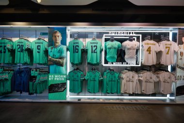 MADRID, İspanya - CIRCA HAYVANESİ, 2020: Real Madrid Resmi Mağazasının içi