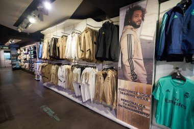 MADRID, İspanya - CIRCA HAYVANESİ, 2020: Real Madrid Resmi Mağazasının içi