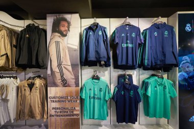 MADRID, İspanya - CIRCA HAYVANESİ, 2020: Real Madrid Resmi Mağazasının içi