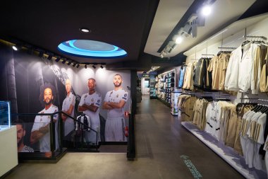 MADRID, İspanya - CIRCA HAYVANESİ, 2020: Real Madrid Resmi Mağazasının içi