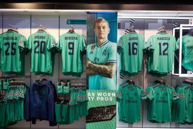 MADRID, İspanya - CIRCA HAYVANESİ, 2020: Real Madrid Resmi Mağazasının içi