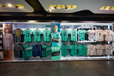 MADRID, İspanya - CIRCA HAYVANESİ, 2020: Real Madrid Resmi Mağazasının içi