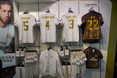 MADRID, İspanya - CIRCA HAYVANESİ, 2020: Real Madrid Resmi Mağazasının içi