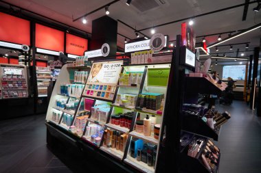 MADRID, İspanya - CIRCA JANUARY, 2020: Sephora mağazasının içi. Sephora, Fransız çokuluslu kişisel bakım ve güzellik ürünleri perakendecisi..