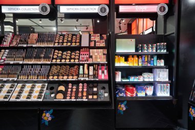 MADRID, İspanya - CIRCA JANUARY, 2020: Sephora mağazasının içi. Sephora, Fransız çokuluslu kişisel bakım ve güzellik ürünleri perakendecisi..