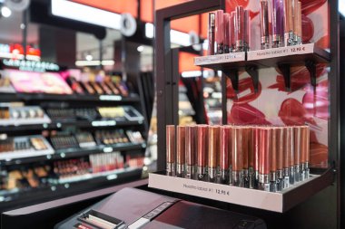 MADRID, SPAIN - CIRCA HAZİRAN, 2020: Sephora mağazasında sergilenen ürünler. Sephora, Fransız çokuluslu kişisel bakım ve güzellik ürünleri perakendecisi..