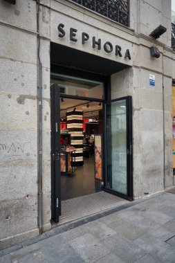 MADRID, İSPAN - CIRCA HAZİRANESİ, 2020: Sephora mağazasına giriş. Sephora, Fransız çokuluslu kişisel bakım ve güzellik ürünleri perakendecisi..