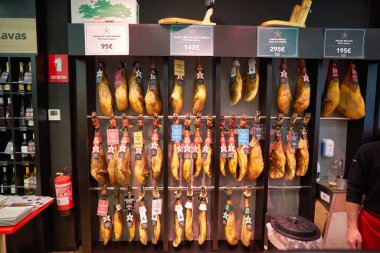 MADRID, SPAIN - CIRCA JANUARY, 2020: Madrid 'deki Enrique Tomas mağazasında çeşitli jamonlar pazarlandı