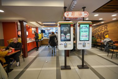 MADRID, İspanya - CIRCA JANUARY, 2020: Madrid 'deki Burger King fast food restoranının iç çekimleri. 