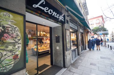 MADRID, İspanya - CIRCA HAZİRANESİ, 2020: Madrid 'deki La Leonesa mağazasına giriş.