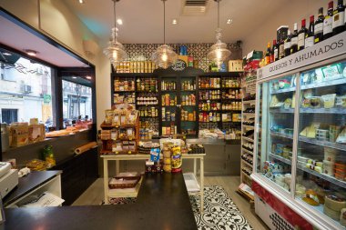 MADRID, SPAIN - CIRCA HAZİRANESİ, 2020: Madrid 'deki mağazada çeşitli ürünler pazarlandı