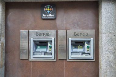 MADRID, SPAIN - CIRCA HAZİRAN, 2020: Madrid, Spalin 'de açık hava ATM' leri. 