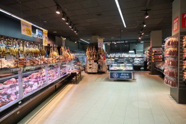 MADRID, SPAIN - CIRCA JANUARY, 2020: Madrid 'deki mağazada satılan çeşitli et ürünleri