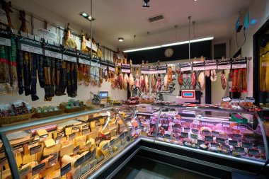 MADRID, SPAIN - CIRCA JANUARY, 2020: Madrid 'deki mağazada satılan çeşitli et ürünleri