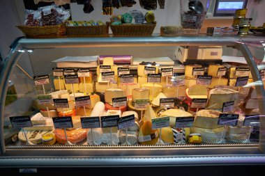 MADRID, SPAIN - CIRCA HAZİRAN, 2020: Madrid 'deki dükkanda satılan çeşitli peynir parçaları