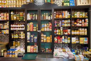 MADRID, SPAIN - CIRCA HAZİRANESİ, 2020: Madrid 'deki mağazada çeşitli ürünler pazarlandı