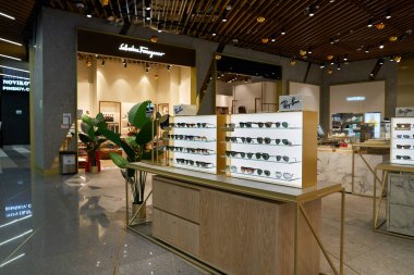 MOSCOW, RUSSIA - CIRCA JANUARY, 2023: Sheremetyevo Alexander S. Pushkin Uluslararası Havalimanı 'ndaki gümrüksüz bölgede kutuplaşmış camlar sergileniyor.