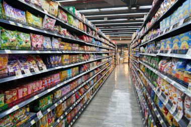 BANGKOK, THAILAND - CIRCA MARCH, 2023: SENA festivalindeki Villa Market süpermarketinin iç çekimi.