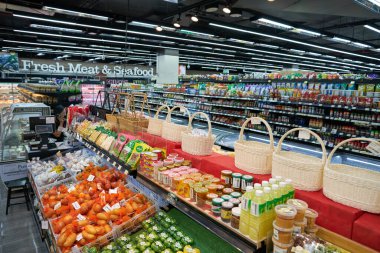 BANGKOK, THAILAND - CIRCA MARCH, 2023: SENA festivalindeki Villa Market süpermarketinin iç çekimi.
