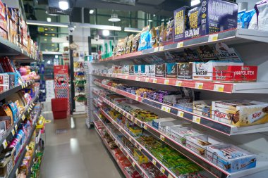 DOHA, Katar - CIRCA MARCH, 2023: Doha 'daki süpermarketin iç çekimi.