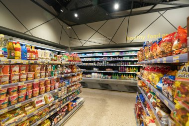 DOHA, Katar - CIRCA MARCH, 2023: Doha Metro istasyonunda görülen Lulu Express marketinde çeşitli gıda ürünleri sergileniyor.