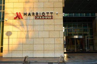 DOHA, Katar - CIRCA MARCH, 2023: Marriott Marquis Şehir Merkezi sokak manzarası.