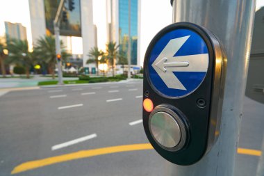 DOHA, QATAR - CIRCA MARCH, 2023: Doha 'da görülen yaya trafik ışığı düğmesinin yakın çekimi.
