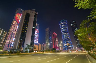 DOHA, Katar - CIRCA MARCH, 2023: Doha 'daki Kasırga Kulesi sokak manzarası.