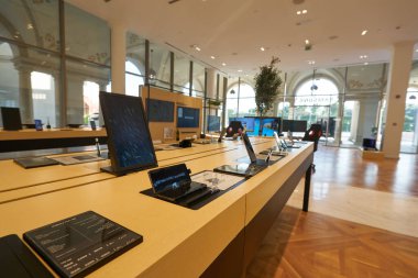 DOHA, QATAR - CIRCA MARCH, 2023: 21 High Street 'teki Samsung mağazasının içi.